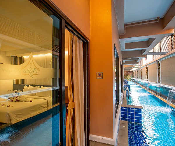 Deluxe Outdoor Jacuzzi