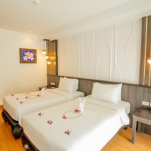 Grand Deluxe Pool Access