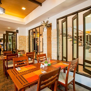 Restaurant & Pool Bar