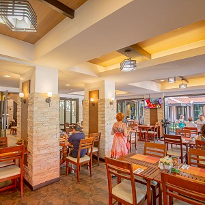 Restaurant & Pool Bar