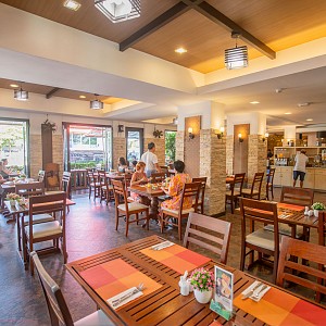 Restaurant & Pool Bar